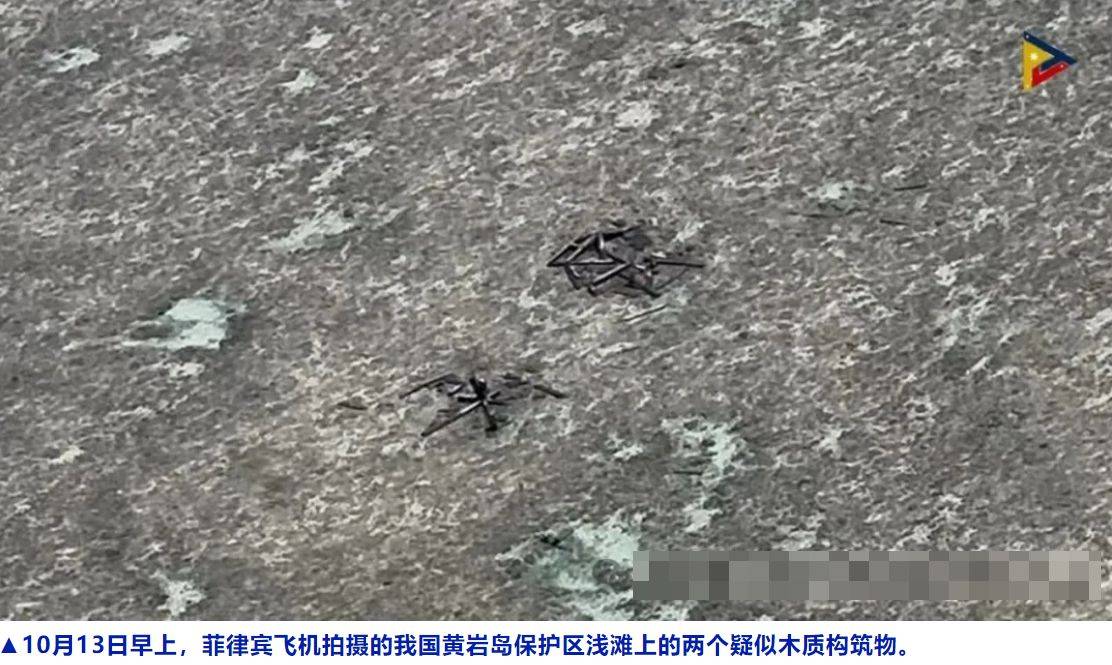 菲律宾护卫舰直奔南沙搞事，却突然发现黄岩岛上出现了高脚屋