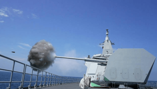 美军航母逼近黄岩岛，055率队大胆插入美军舰队，横刀立马给尼米兹号来了个下马威！