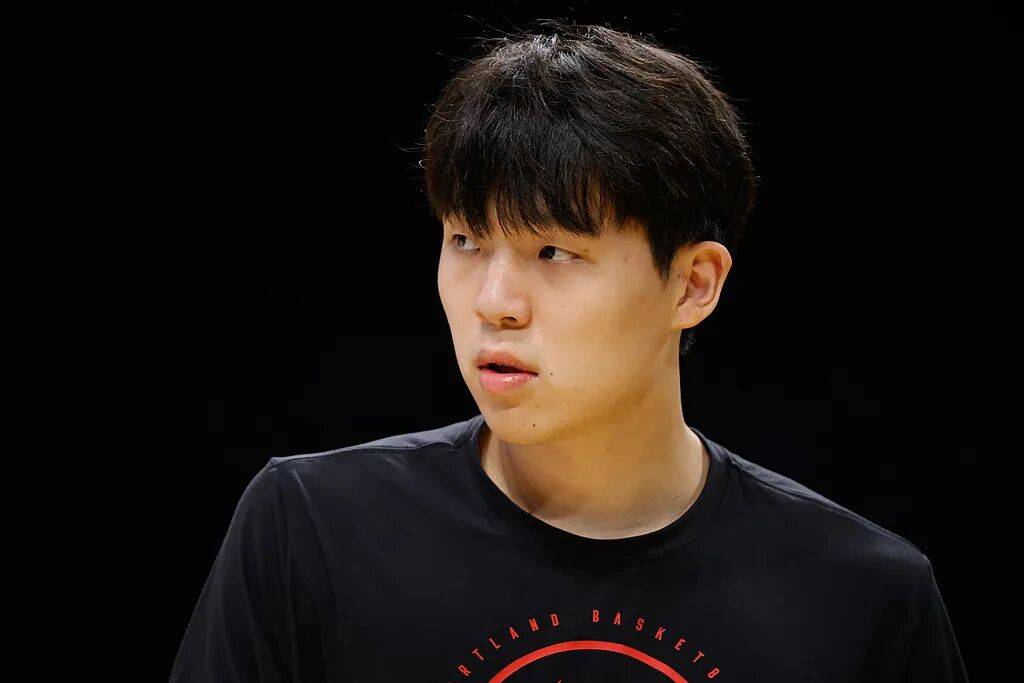 开拓者主帅回应杨瀚森被下放：他是个真正有职业精神的球员；此前已官宣被召回