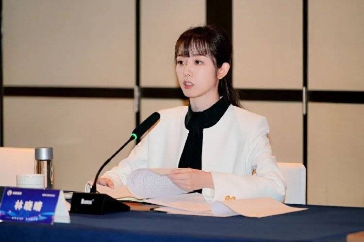 “95后”女商人林晓晴连任成都路桥董事长，去年薪酬92万元