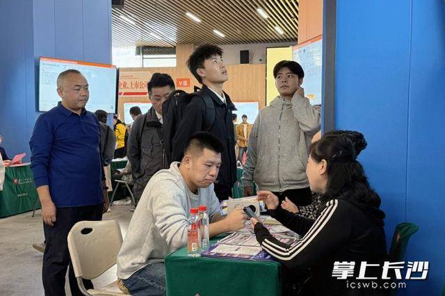 700余名退役军人及军属长沙求职,165人达成意向