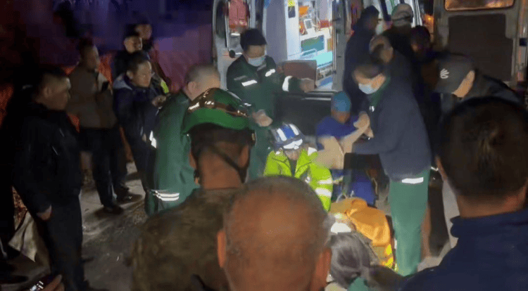 太原崛围山附近未开发路段一“驴友”不慎坠入六米深沟,次日被发现救出送医