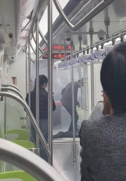 长沙地铁内女生衣服自燃后地铁门未打开?官方称系充电宝自燃