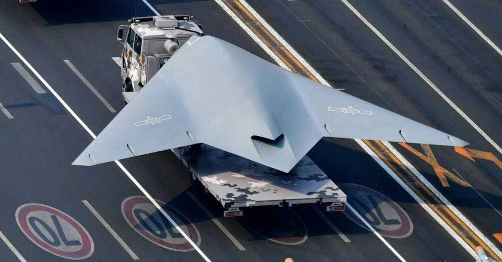 代号“玄龙”！攻击-11官宣服役，与歼-20、歼-16编队飞行