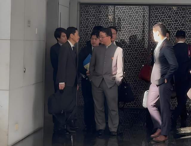 中日磋商不欢而散，而现场流传的一张照片，比磋商结果更戳人眼球