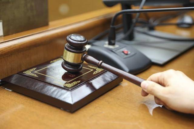 两死者均死于家中而非交通事故，定损员伙同他人骗保120余万收54万“感谢费”，法院改判了