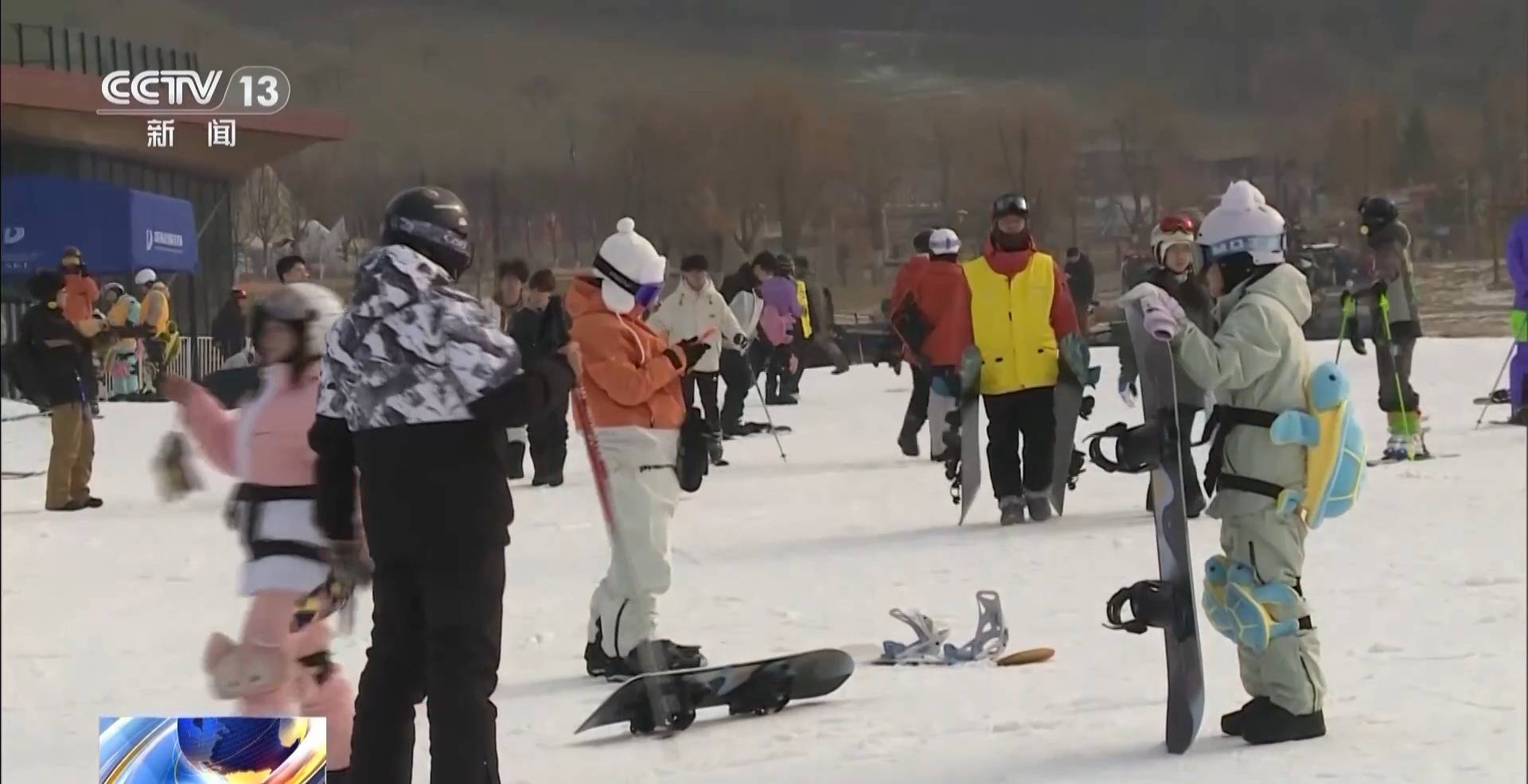 视频丨专列、雪假、滑雪场开板 北方各地迎来“冰雪热”