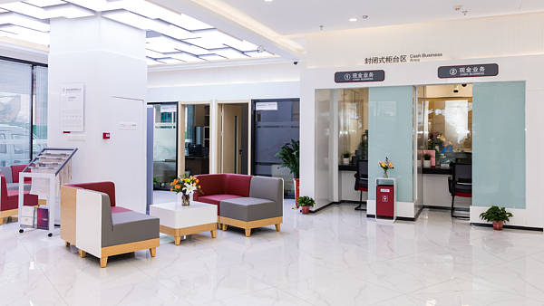 客户取钱出门遭抢劫，银行人员冷眼旁观太不职业