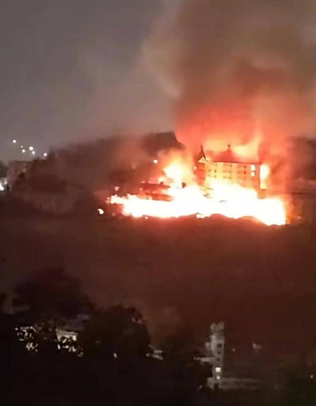 福州闽清县一废弃酒店夜间起火，当地：火已灭，无人员伤亡
