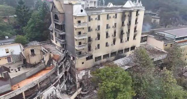 福州闽清县一废弃酒店夜间起火，当地：火已灭，无人员伤亡