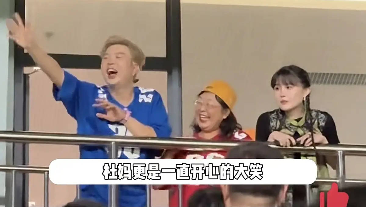 考古 | 赵本山妻子罕见公开现身，气质优雅五官美艳，俩人爱情太感人！