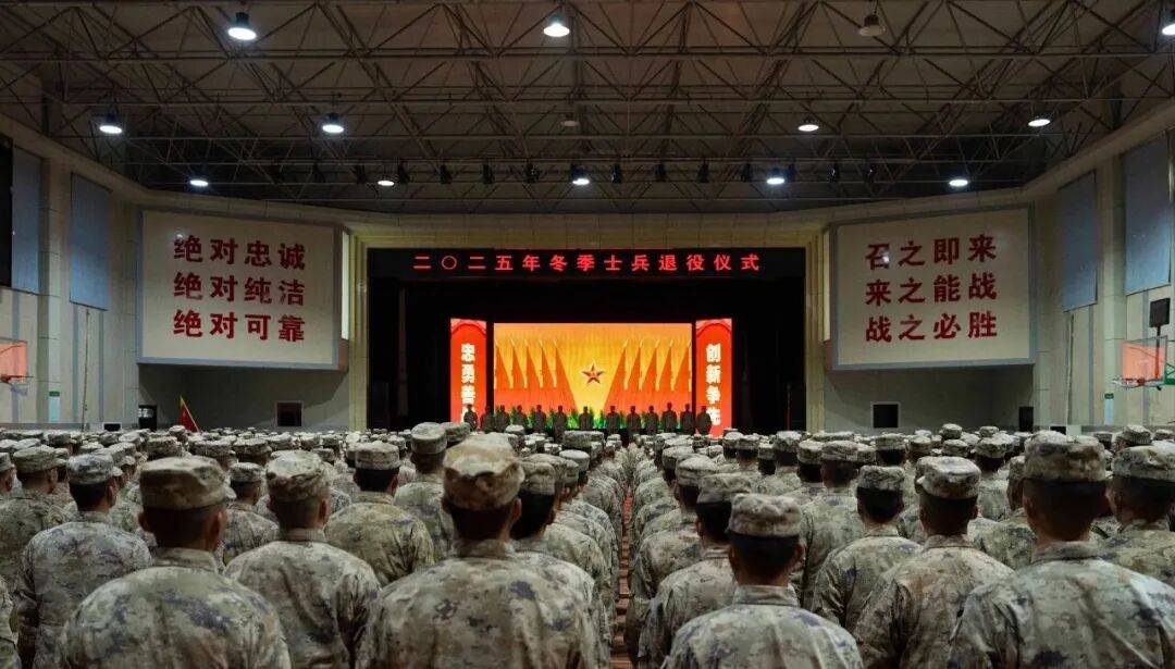 向军旗告别！中部战区部队隆重举行冬季士兵退役仪式