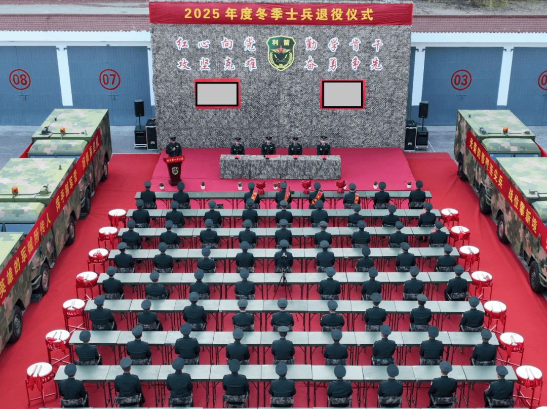 向军旗告别！中部战区部队隆重举行冬季士兵退役仪式
