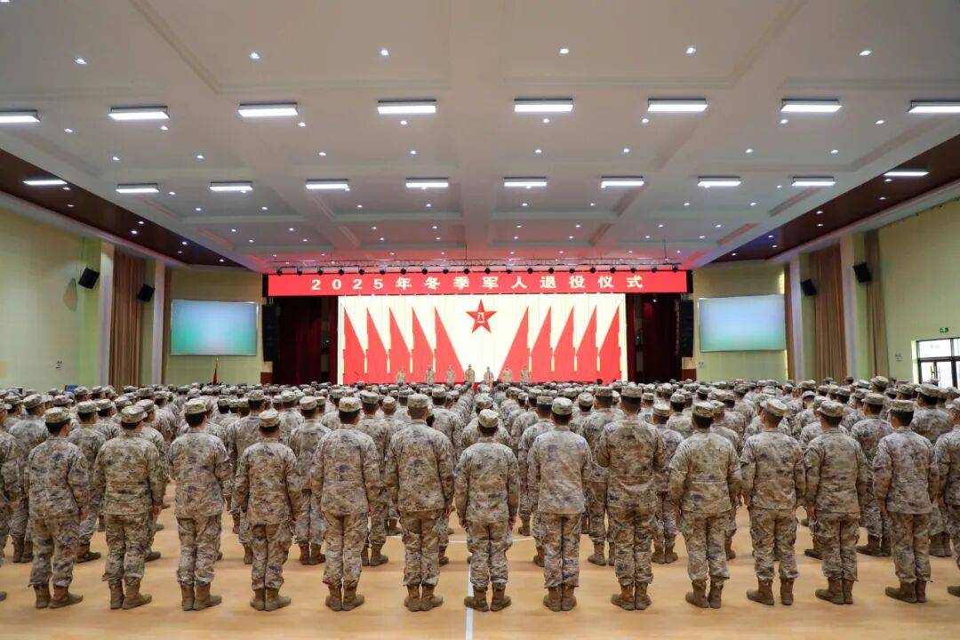 向军旗告别！中部战区部队隆重举行冬季士兵退役仪式