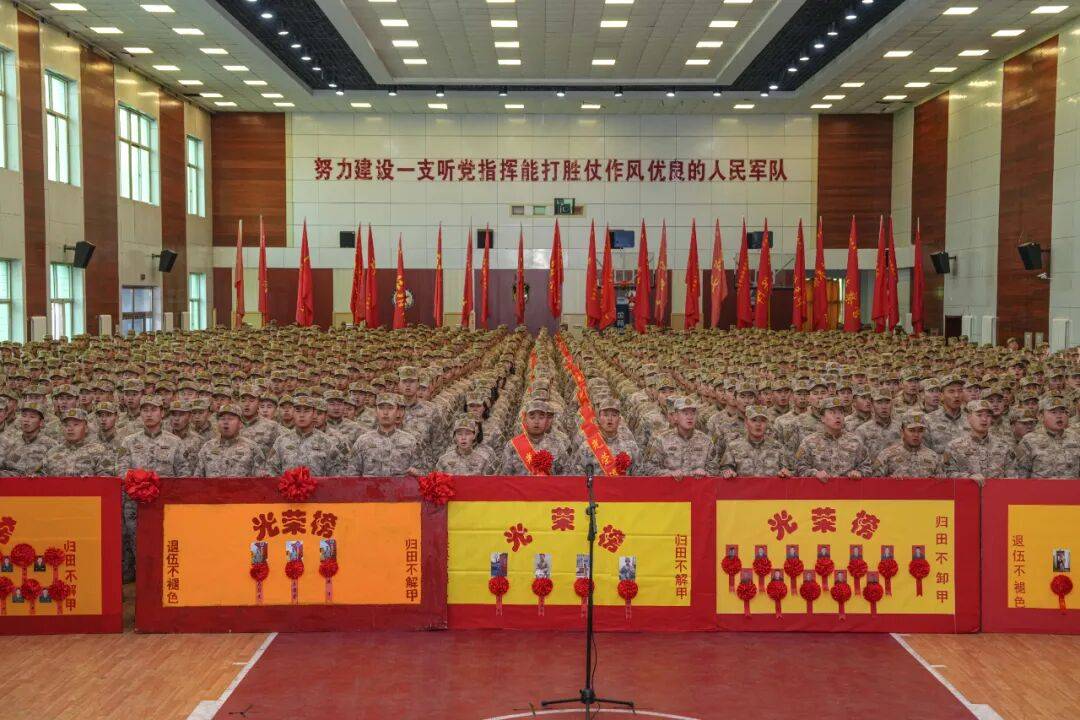 向军旗告别！中部战区部队隆重举行冬季士兵退役仪式