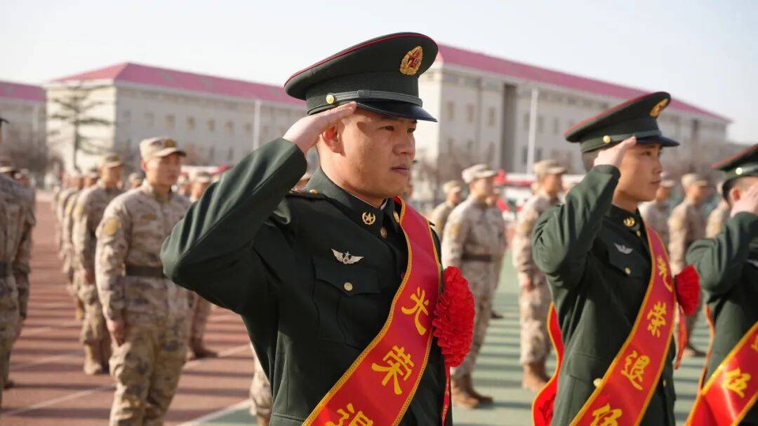 向军旗告别！中部战区部队隆重举行冬季士兵退役仪式