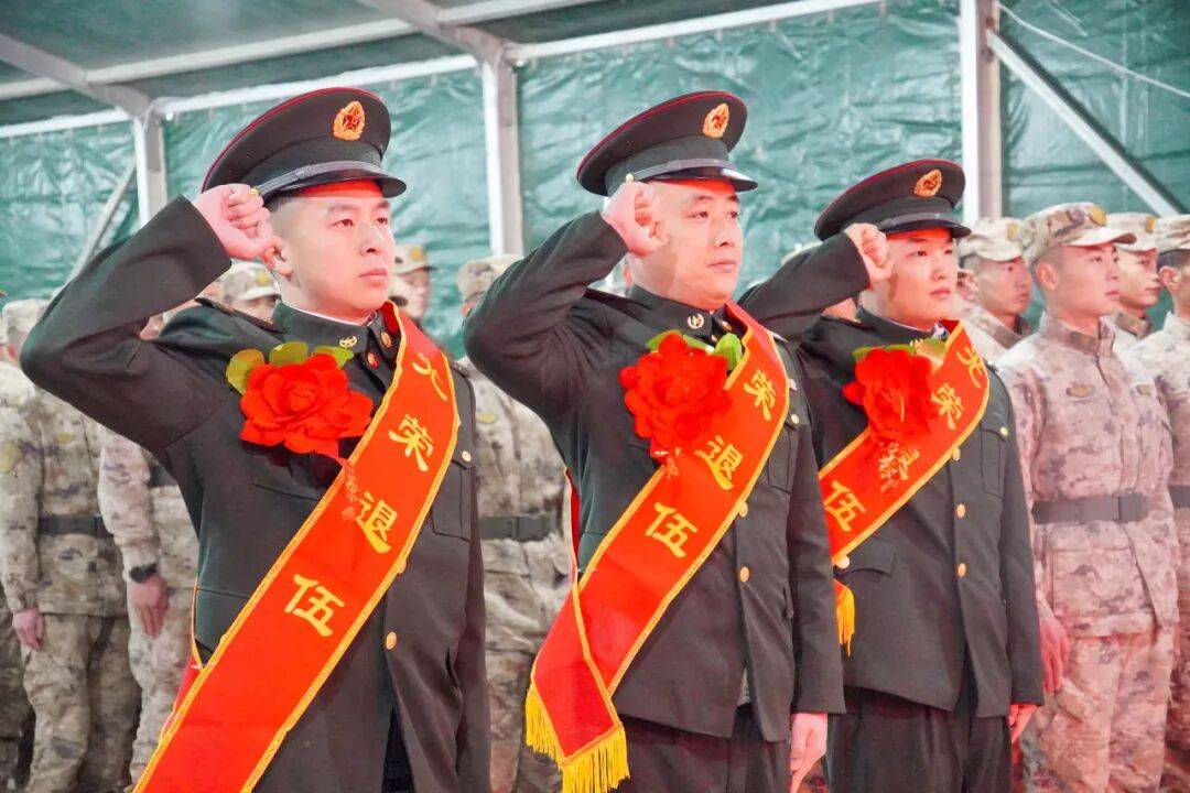 向军旗告别！中部战区部队隆重举行冬季士兵退役仪式