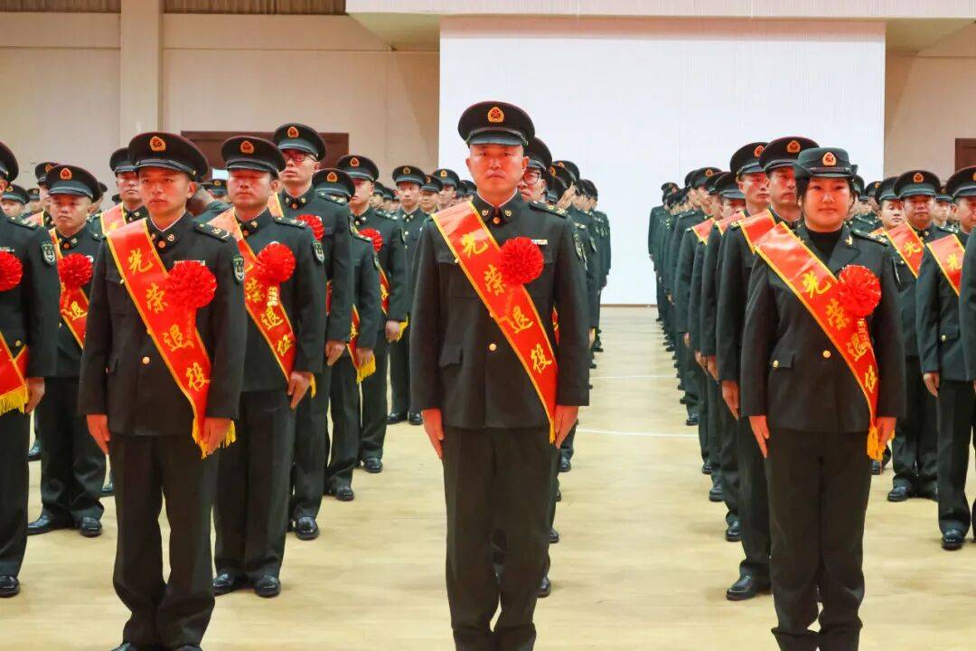 向军旗告别！中部战区部队隆重举行冬季士兵退役仪式