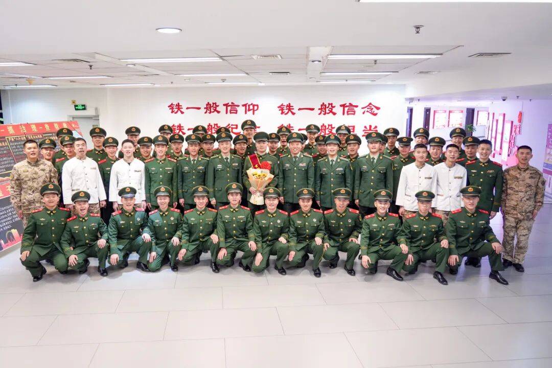 向军旗告别！中部战区部队隆重举行冬季士兵退役仪式