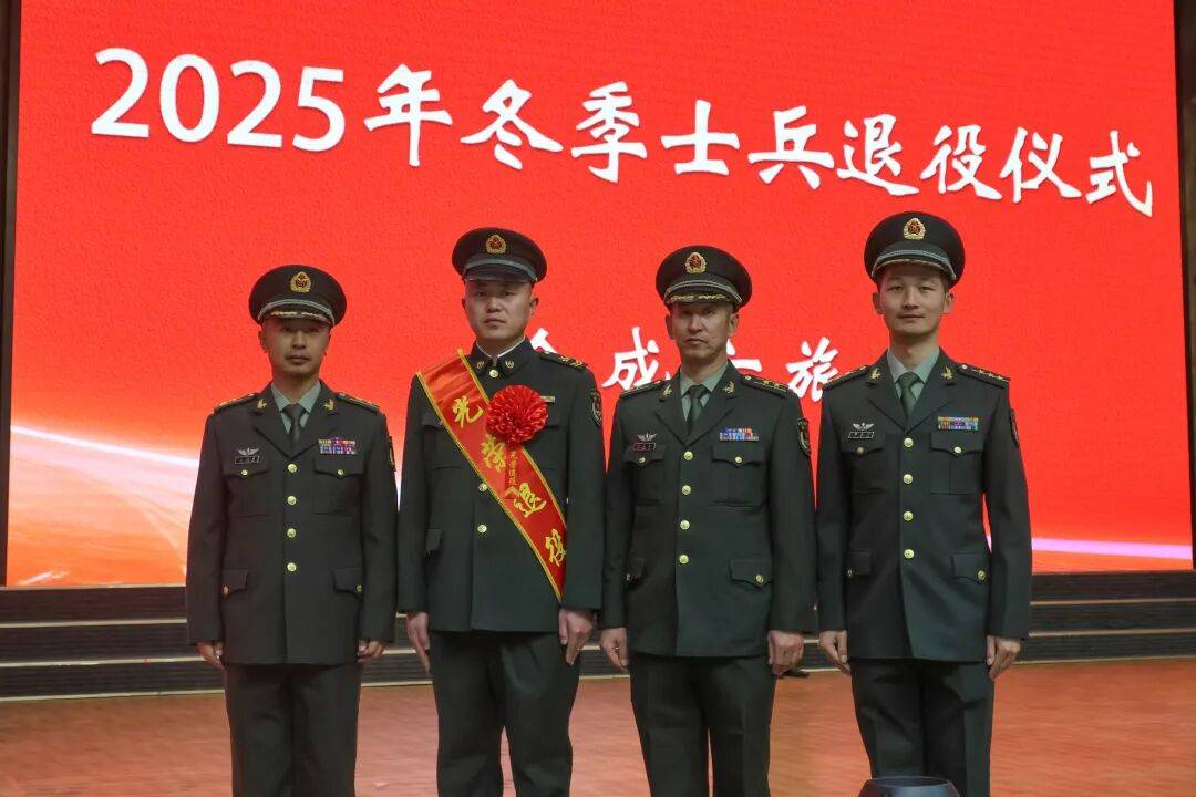 向军旗告别！中部战区部队隆重举行冬季士兵退役仪式