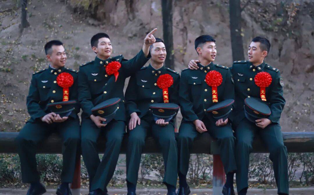 向军旗告别！中部战区部队隆重举行冬季士兵退役仪式