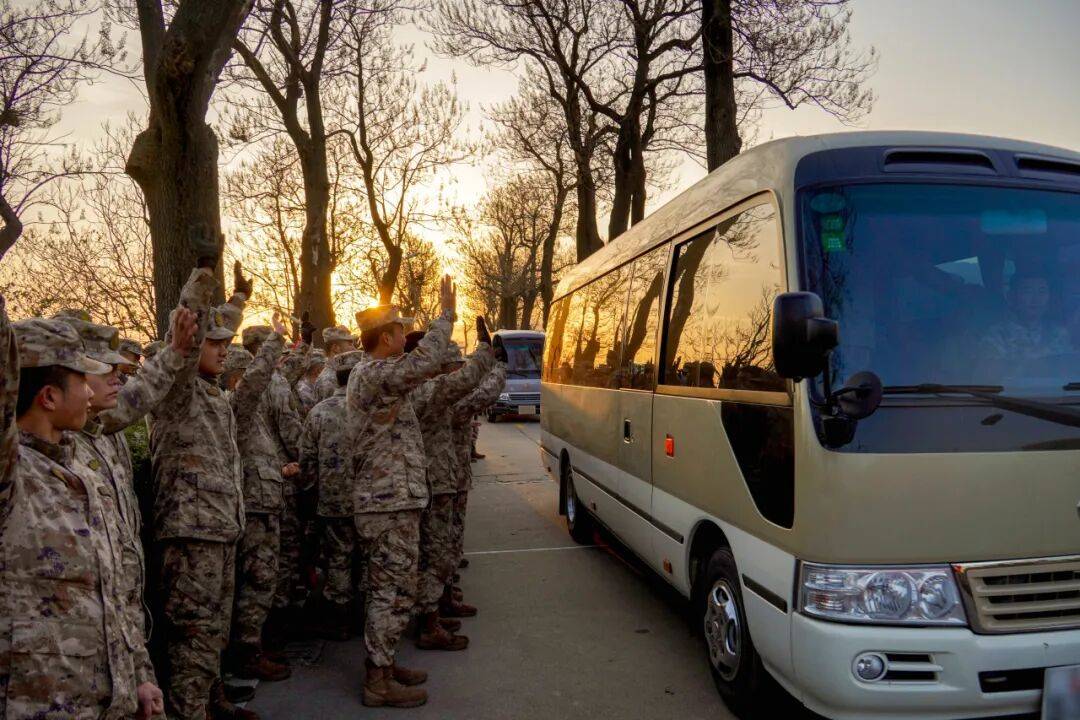 向军旗告别！中部战区部队隆重举行冬季士兵退役仪式