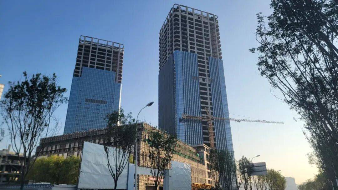 西安地标“双子塔”荒芜十年，7.48亿起拍