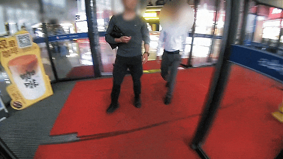 上门取走19万元，杭州一西装革履“金融专员”被抓！在高速服务区被抓，车上塞满现金