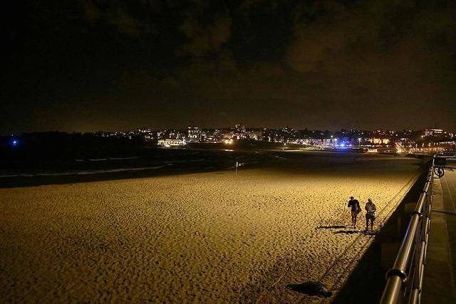 澳海滩枪击惊魂50分钟：枪手占据天桥向下扫射，英雄只身冒险夺枪反击