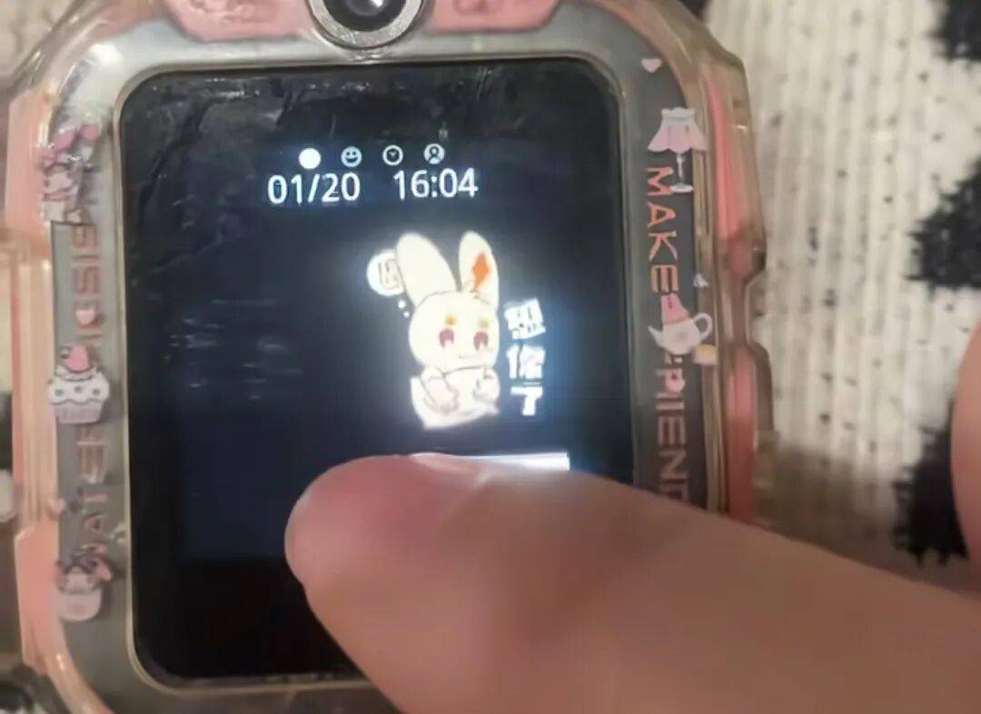 母亲打开女儿电话手表，无意间发现她给去世外公发了整整两年信息