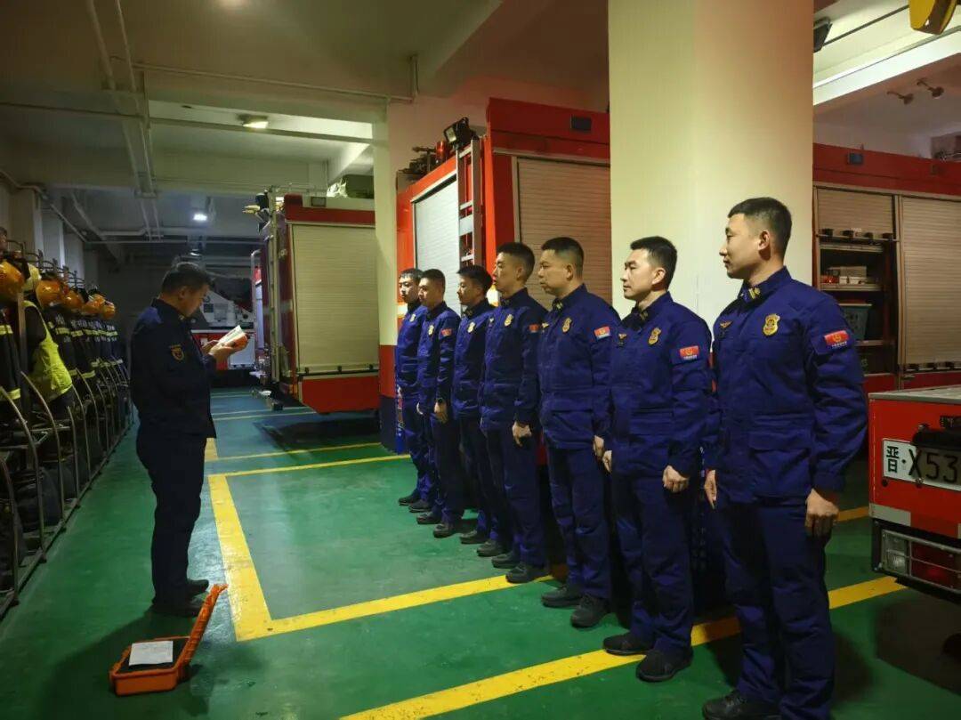 向寒而行砺精兵，多维固本锻铁军，阳泉消防展开冬季实战化练兵