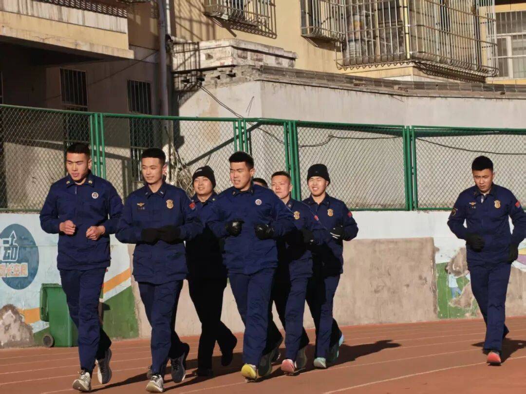 向寒而行砺精兵，多维固本锻铁军，阳泉消防展开冬季实战化练兵
