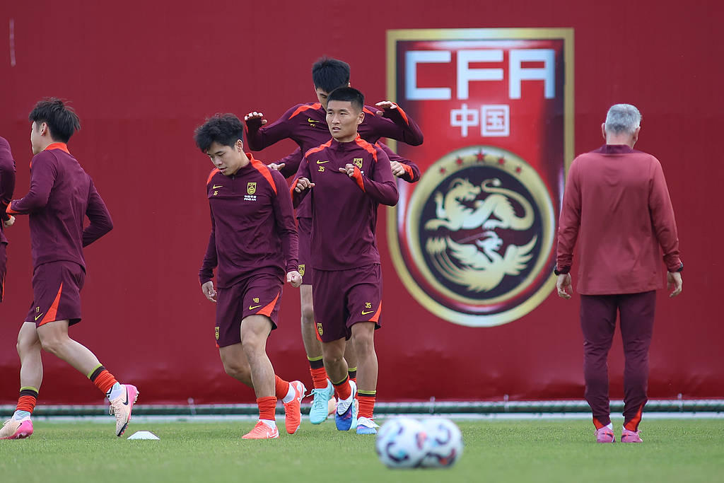 国足首训教练组亲自示范 邵佳一强调团队追求与梦想