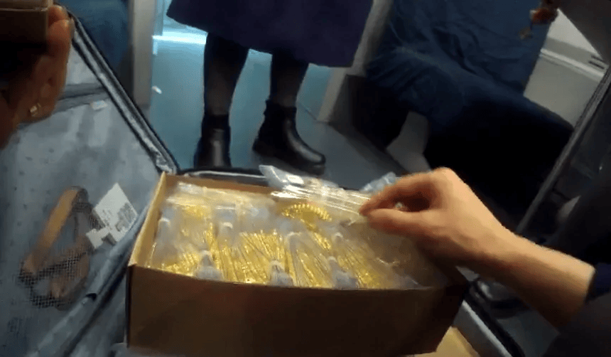 新员工将12公斤黄金忘在高铁上，价值上千万元！列车长：箱子重得要两个人抬！