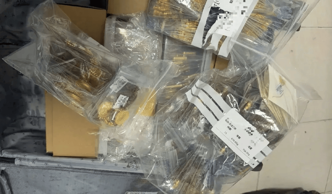 新员工将12公斤黄金忘在高铁上，价值上千万元！列车长：箱子重得要两个人抬！