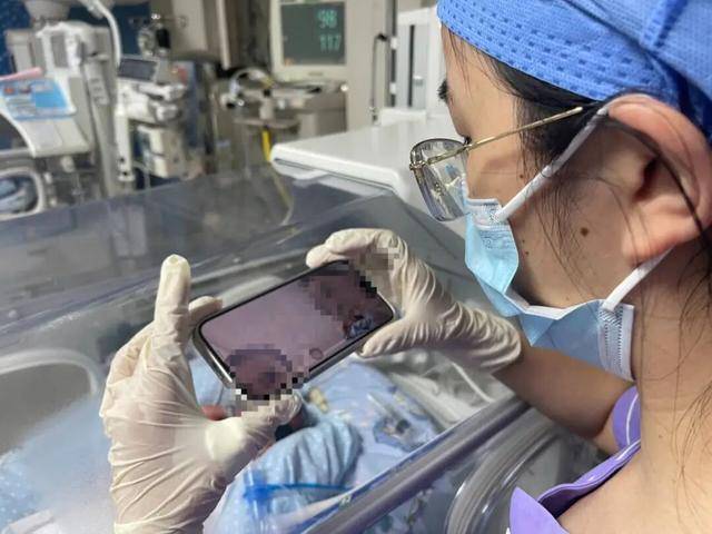 新疆一24岁产妇凌晨生下5胞胎（1男4女），最重1030克，最轻仅870克，概率六千万分之一