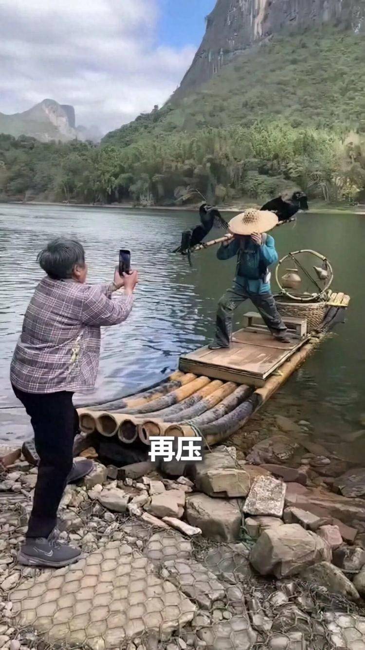 漓江阿姨5元拍出大片感，网友：情绪价值拉满，游客点赞！官方回应：村民开展便民服务，自愿合法不予干涉