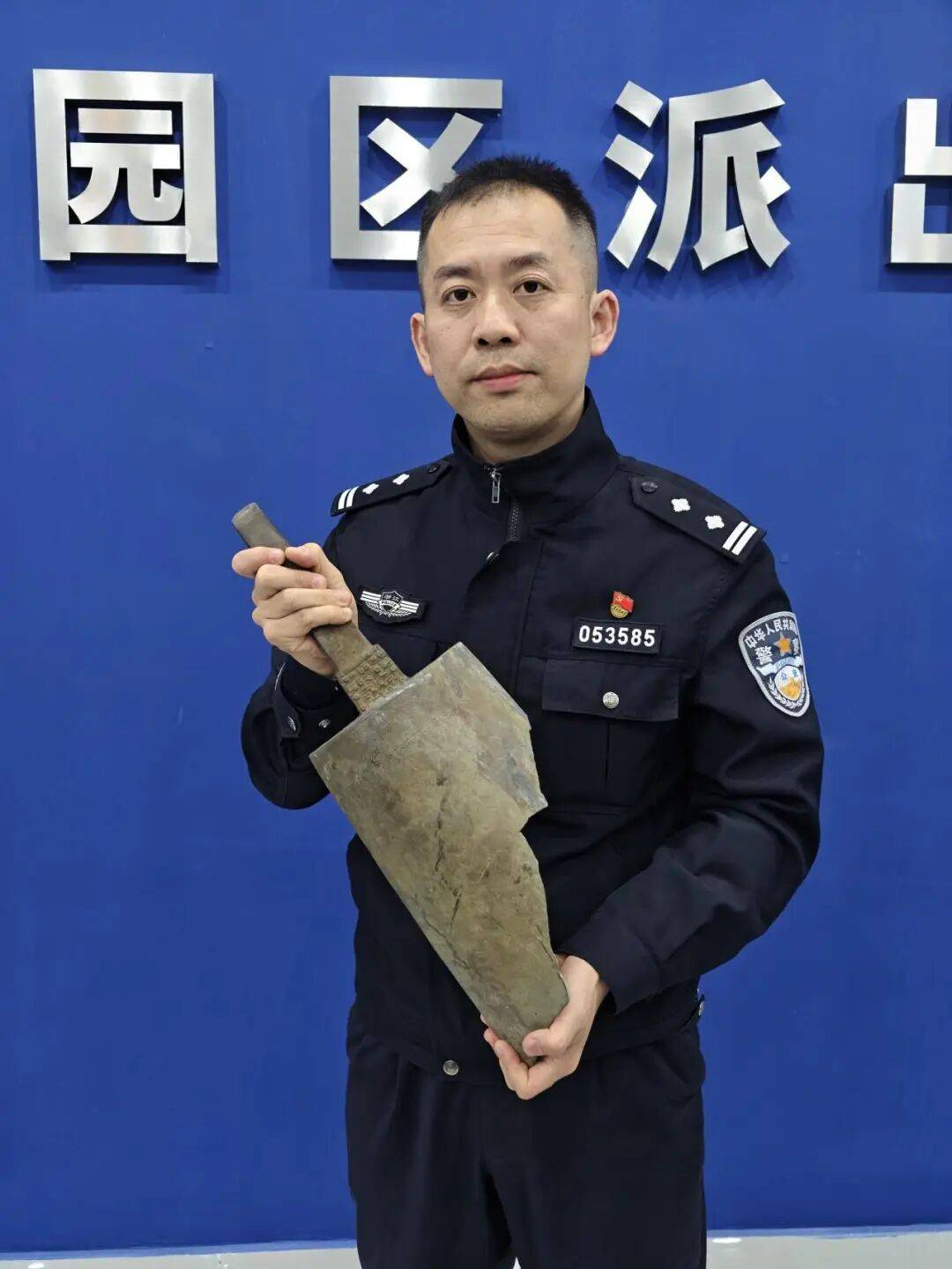 老夫妻收废品，在河边捡到奇特“铁疙瘩”，果断上交！民警一查：竟是千年宝贝