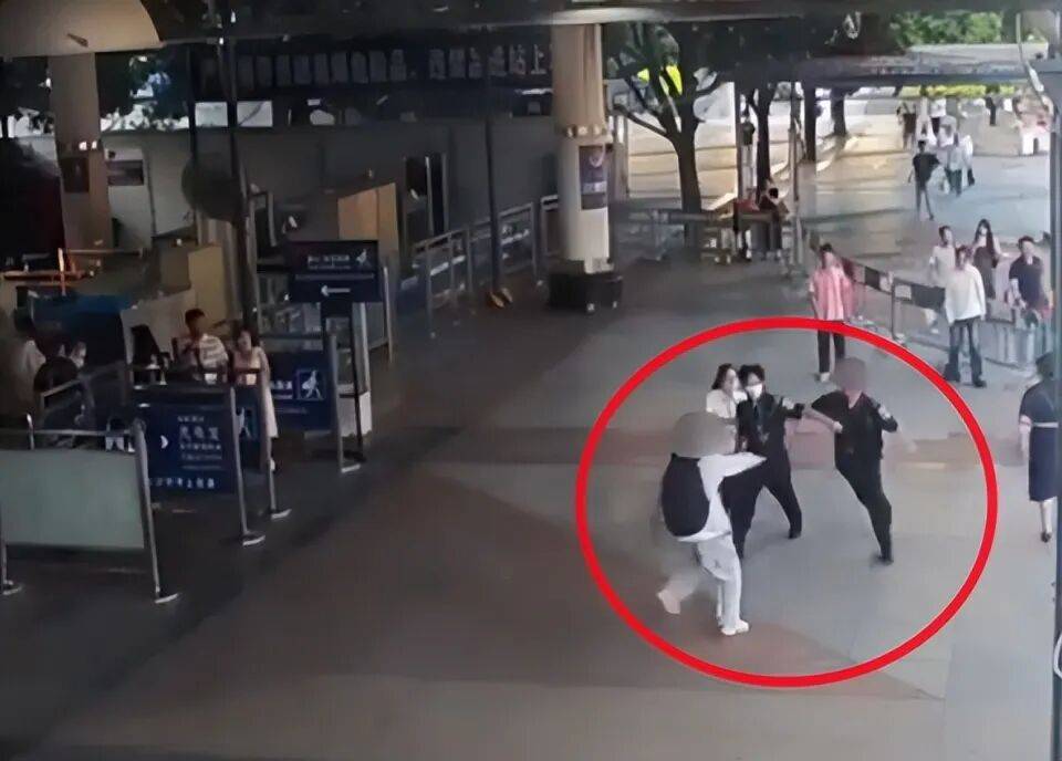 高校教师在南宁火车站走错出口，与安检员发生冲突全身10处挫伤，警方认定双方互殴各拘留5天；当事人发声：8月11日开庭，要求撤销行政处罚