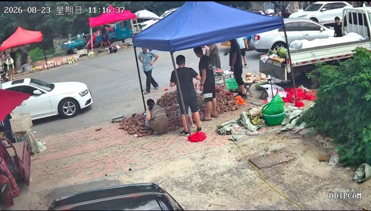 摊主称女顾客退瓜不成砸西瓜，所驾车辆前后车牌不一致 警方：涉事女子已在派出所，交管部门已介入