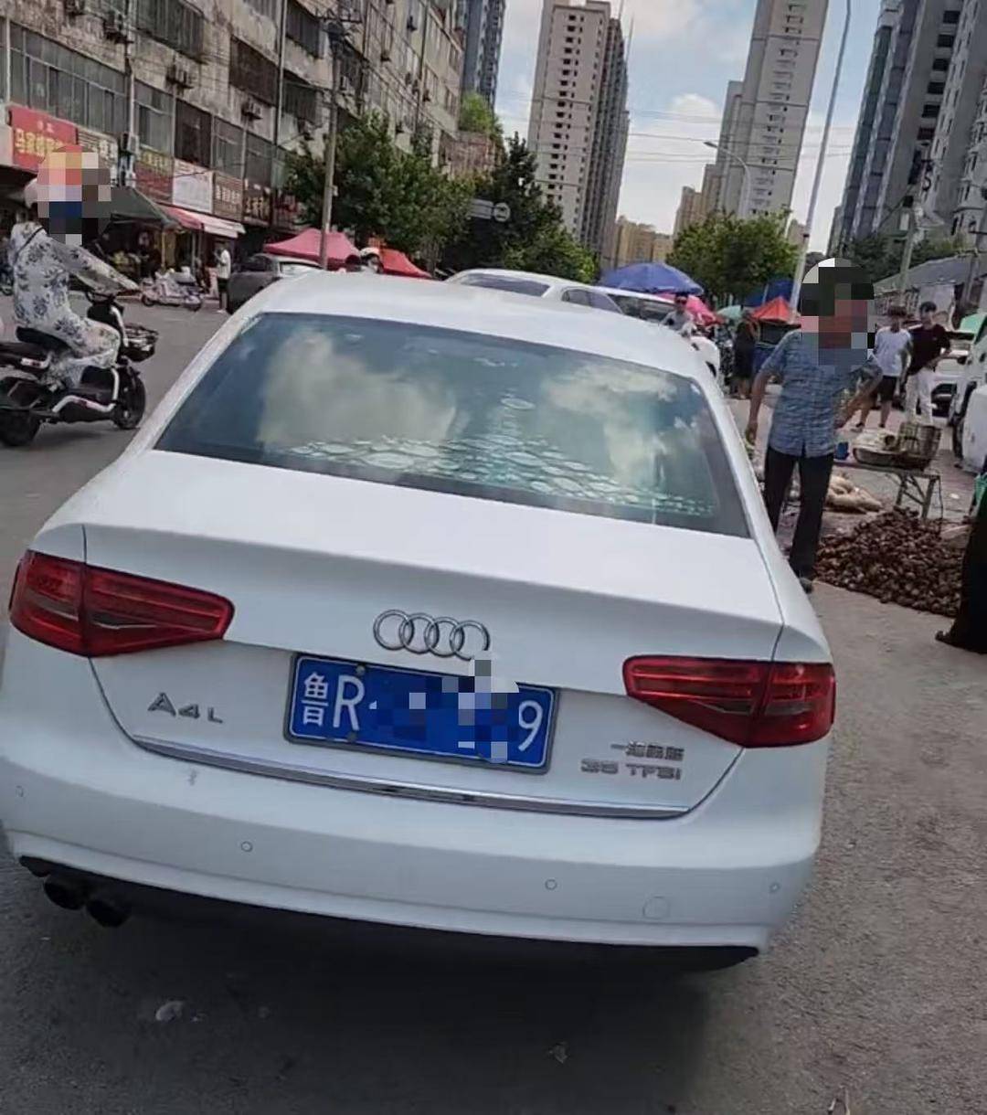摊主称女顾客退瓜不成砸西瓜，所驾车辆前后车牌不一致 警方：涉事女子已在派出所，交管部门已介入