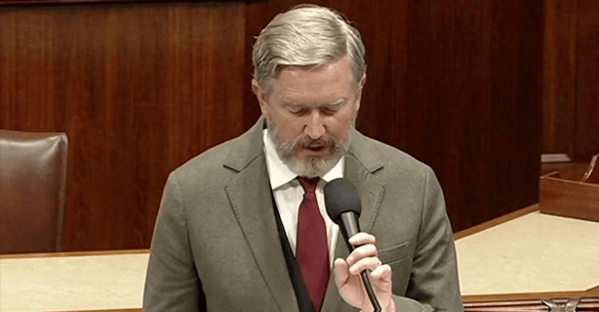 美政坛大地震！弹劾投票来了，美防长被指伊朗战争罪犯，强逼下台